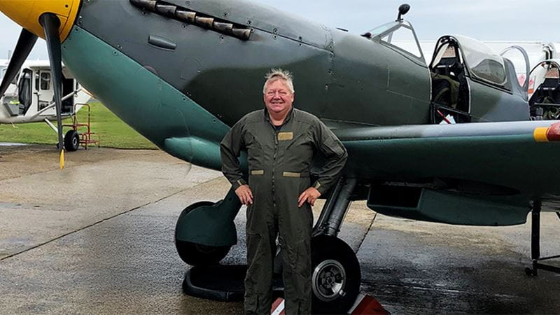 Torben in front of a propeller aircraft