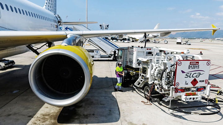 Aviation-Fuelling-hose_shutterstock_240201589