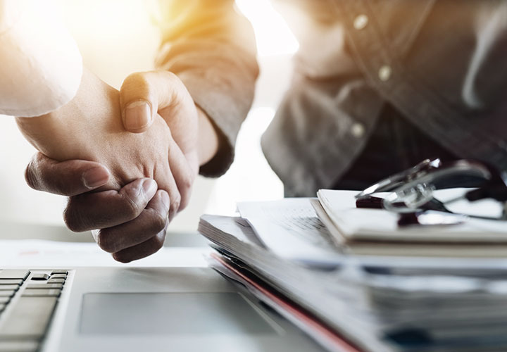Två personer skakar hand