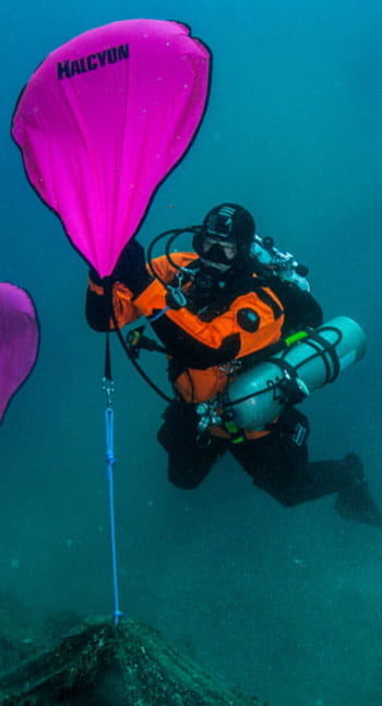 Diver-attaching-lifting-bag