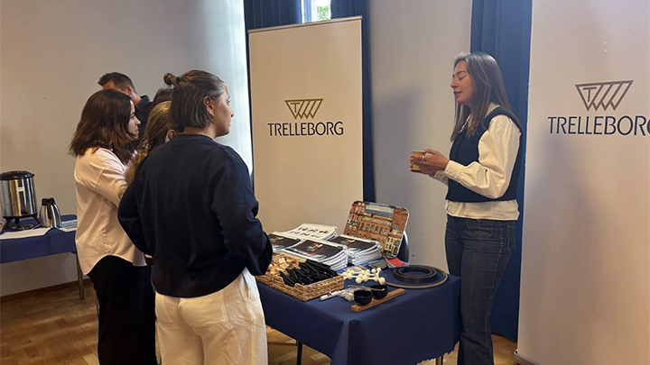 Klara Wilhelmsson talking with students at Lund University