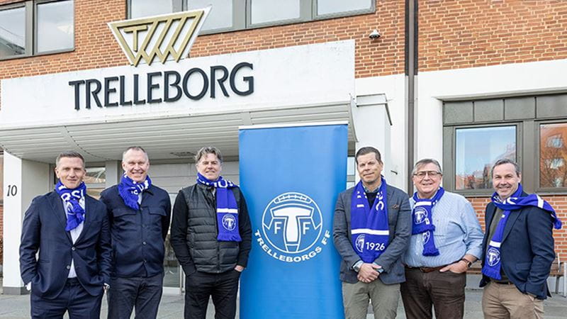 Representatives from Trelleborg AB, Mellby Gård and Trelleborg FF outside the Trelleborg AB HQ