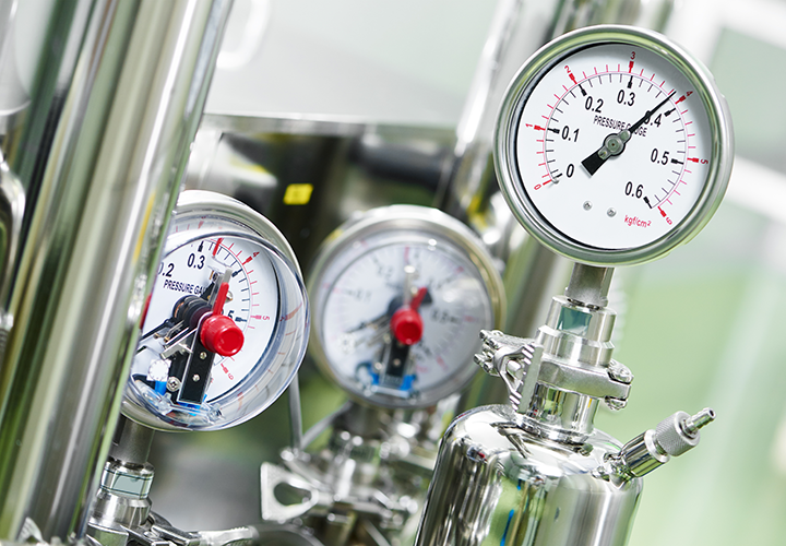 High pressure and low pressure hoses and hose assemblies or the safe transfer of saturated steam or superheated steam in industrial heating and cleaning systems.