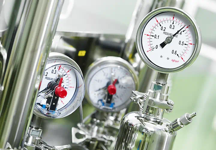 High pressure and low pressure hoses and hose assemblies or the safe transfer of saturated steam or superheated steam in industrial heating and cleaning systems.