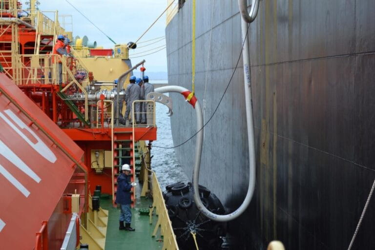 Hoses-gutteling-ship-to-ship-1-768x512