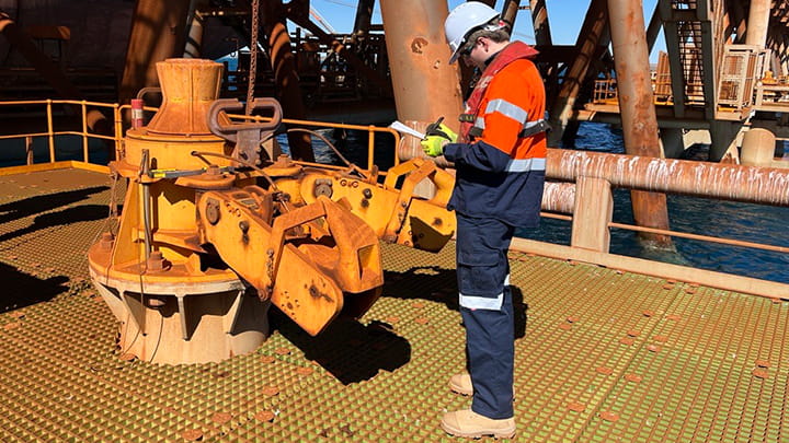 Checking hook range of operation on quick release hook