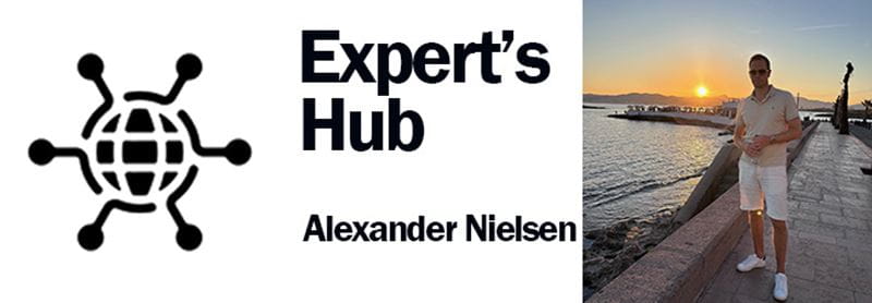 Expert’s Hub mit Alexander Nielsen, mit einem Foto am Meer bei Sonnenuntergang.