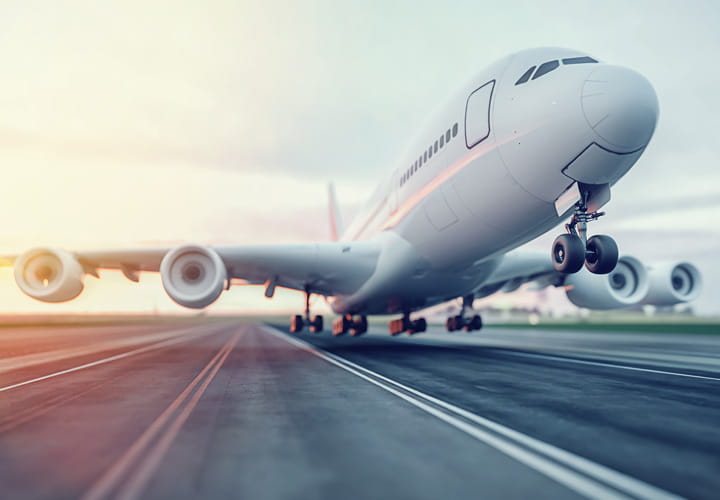 Verkehrsflugzeuge auf einer Start- oder Landebahn während des Starts oder der Landung, aus einem niedrigen Blickwinkel aufgenommen