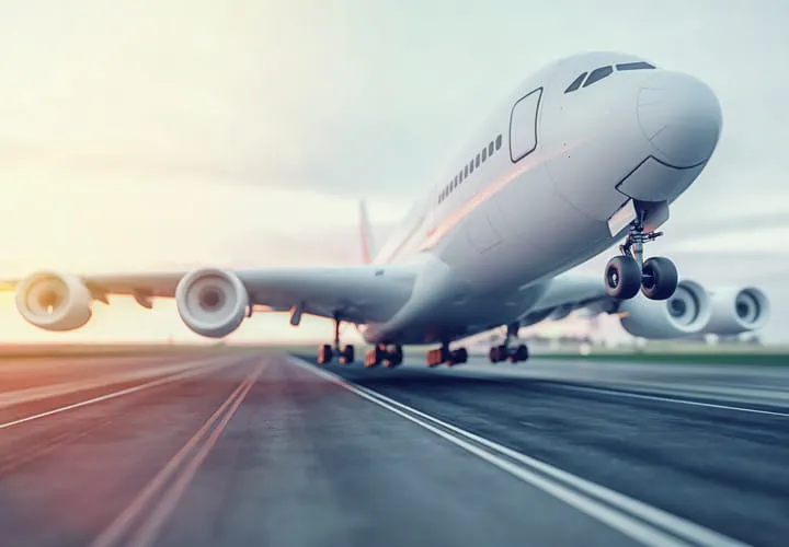 Verkehrsflugzeuge auf einer Start- oder Landebahn während des Starts oder der Landung, aus einem niedrigen Blickwinkel aufgenommen