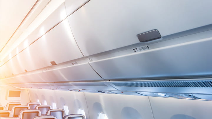 Flugzeugkabineninnenraum mit Gepäckfächern und Passagiersitzen