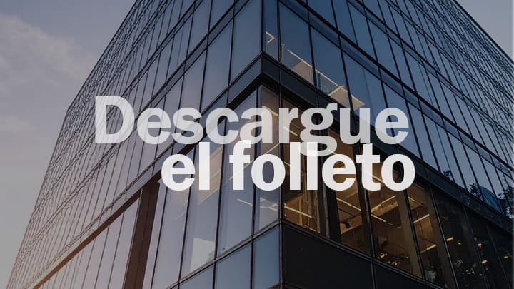 Fachada moderna de edificio de oficinas con grandes ventanas de vidrio reflectante y texto superpuesto que dice “Descargue el folleto”