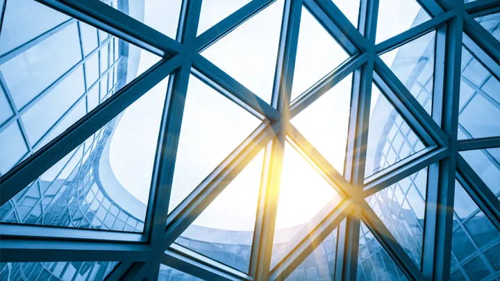 Geometrische Glasdachkonstruktion, durch die Sonnenlicht scheint und ein modernes architektonisches Design schafft