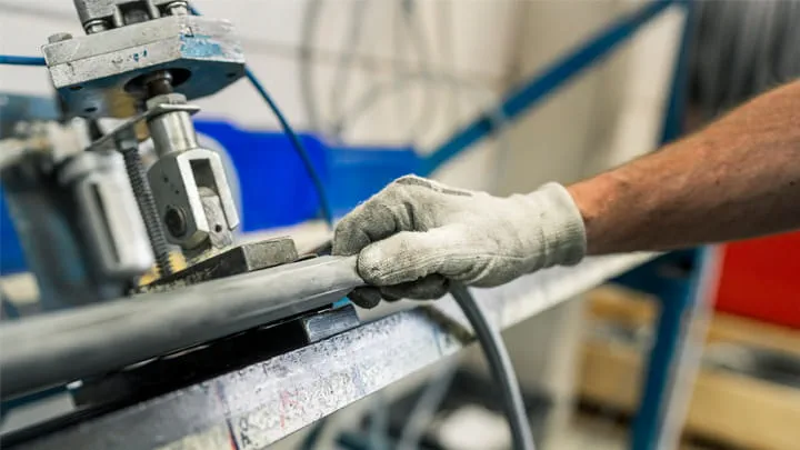 Mano de un operario de sistemas de ventilación