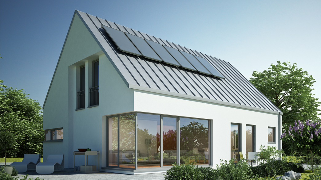 Une maison blanche avec des panneaux solaires