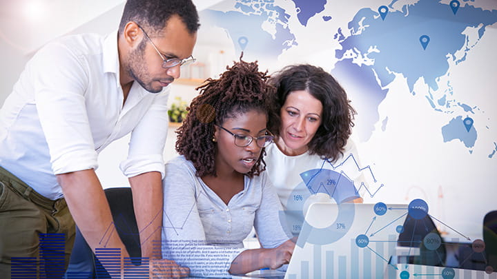 Team, das mit globalen Karten und Datencharts zusammenarbeitet, die weltweite Fähigkeiten darstellen