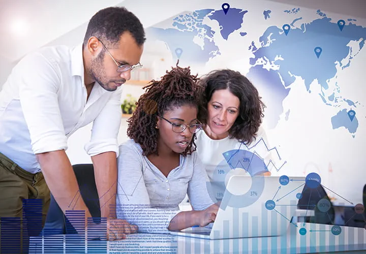 Team, das mit globalen Karten und Datencharts zusammenarbeitet, die weltweite Fähigkeiten darstellen