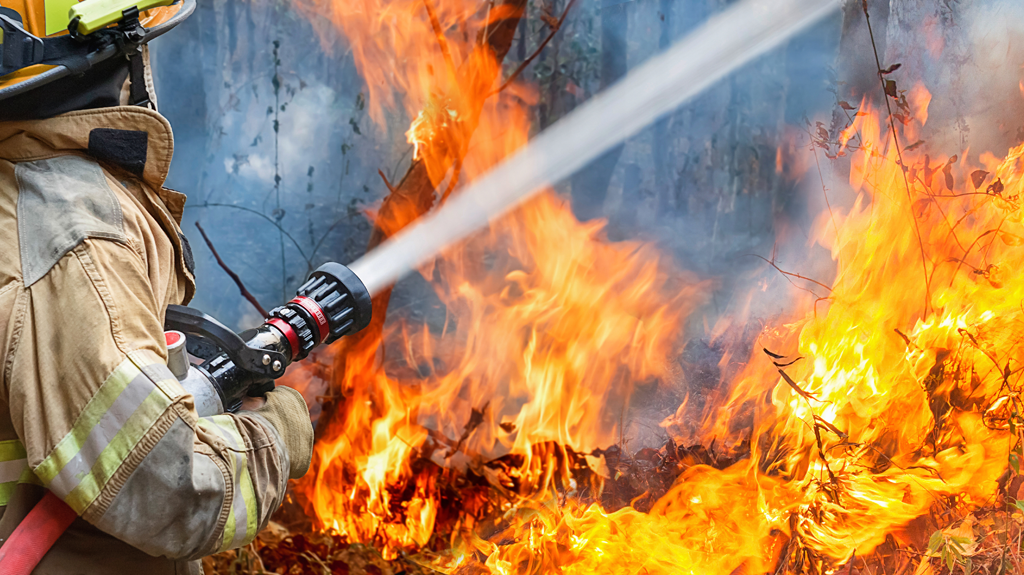 Un pompier qui lutte contre un incendie