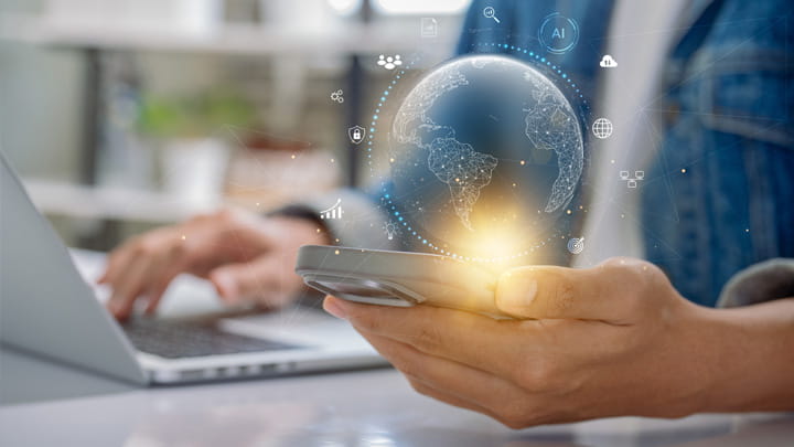 Kvinnehender som holder en mobil