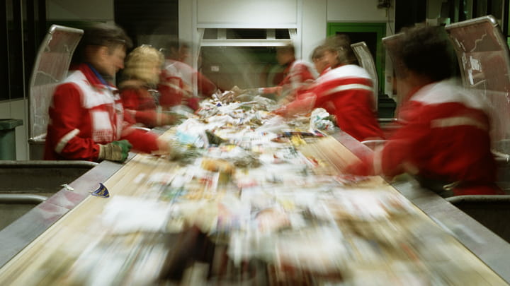 Conveyor belt recycling-People sorting