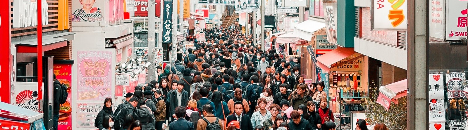 Una calle abarrotada de gente