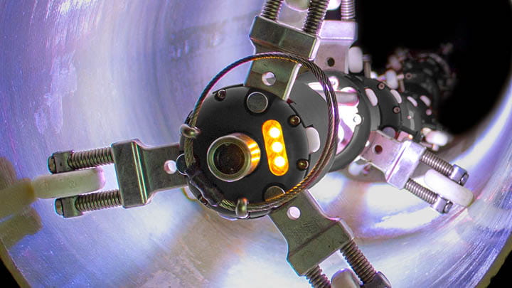 Ljuskedja inuti ett infodrat rör, används i UV-teknik för att reparera rörinfodringen