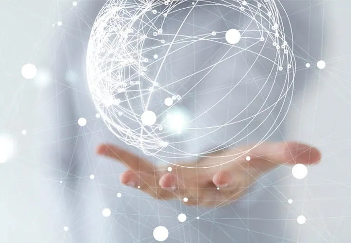 Main tenant une sphère numérique lumineuse avec des lignes et des nœuds interconnectés