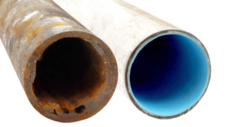 wo pipes are shown, one is rusty and damaged, and the other is in perfect condition after being treated with the Boldan-inhouse-lining-system
