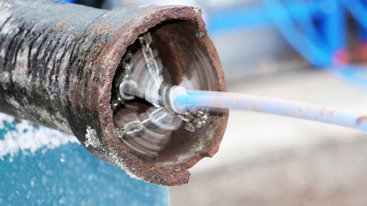 The image illustrates the Spraypoxy system in action, demonstrating the process of rehabilitating a pipe.