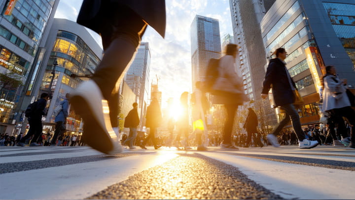 En kvinne som ser på byen