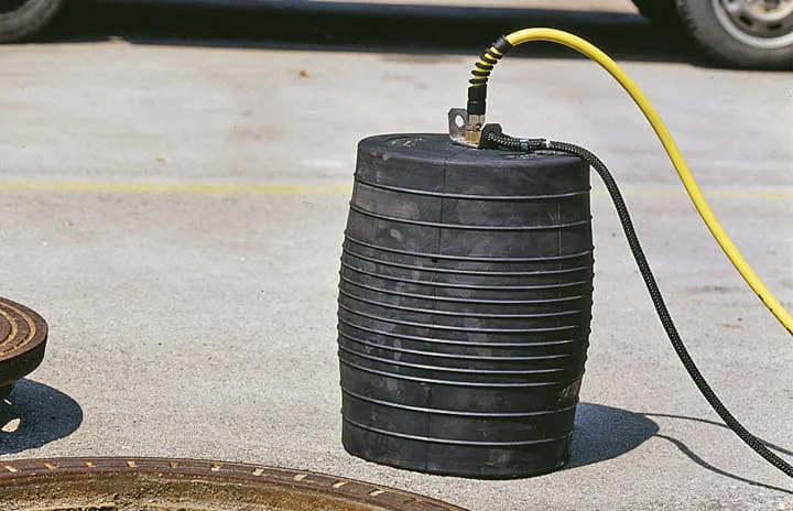 Inflatable pipe plugs