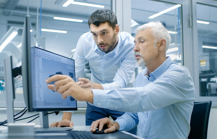 Dos personas mirando a la pantalla