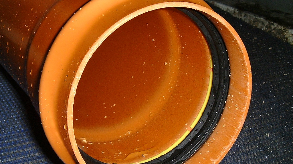 Tubería de plástico naranja con Trelleborg 605 Sewer-Lock
