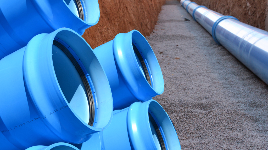 Des tuyaux en plastique bleu avec le sceau Trelleborg Anger-Lock sur le terrain