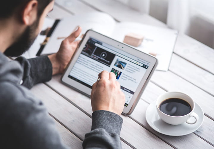 Persona navegando por los recursos de Trelleborg Seals & Profiles en una tableta, lo que simboliza el fácil acceso digital a documentos técnicos e información sobre productos