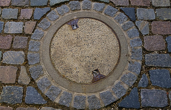 Einen Gullydeckel